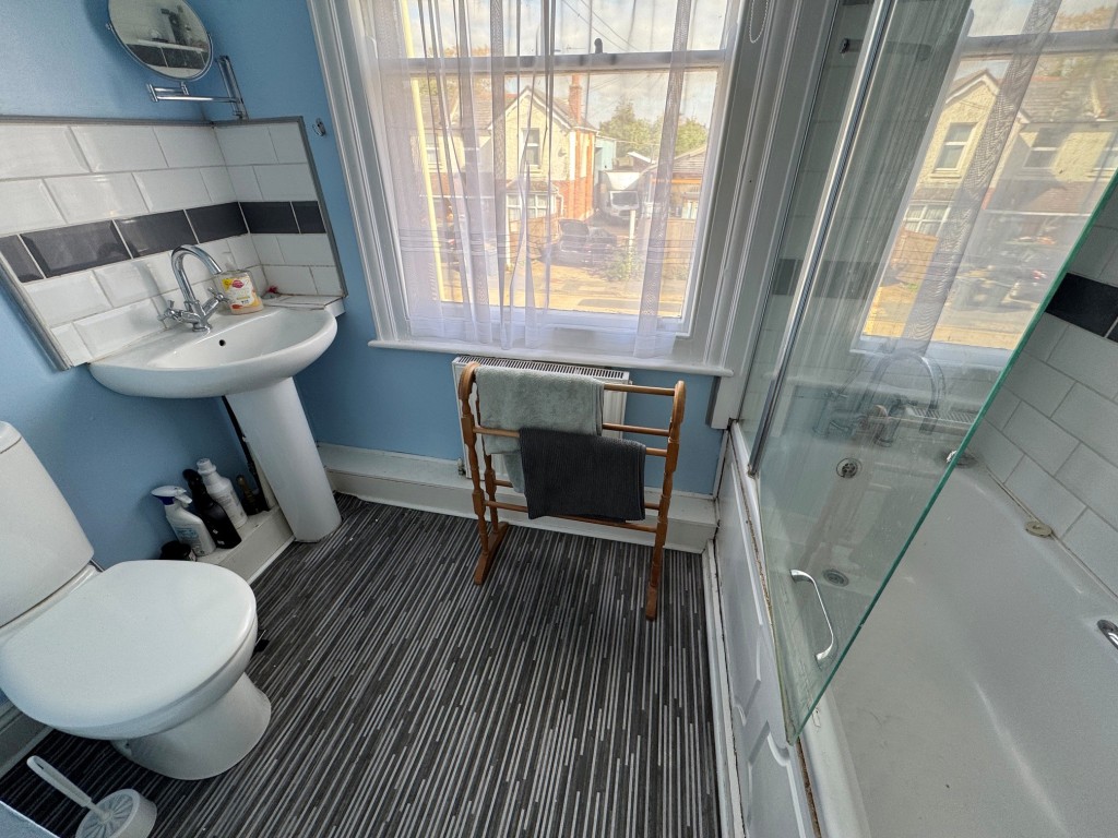 Lot: 118 - THREE-BEDROOM SEMI-DETACHED HOUSE WITH PARKING - Bathroom